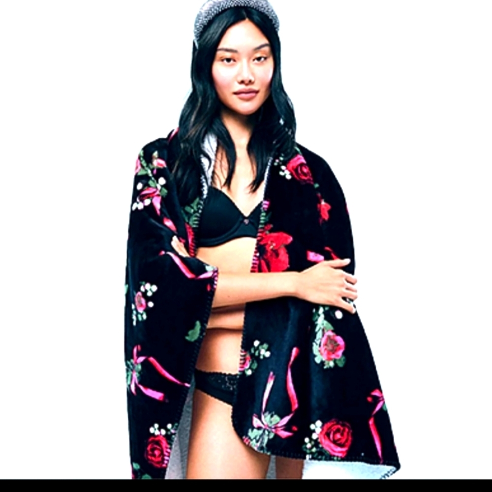 VICTORIA'S SECRET FLANNEL SHERPA BLANKET ONE SIZE 50X60 BLACK/ROSES PRINT